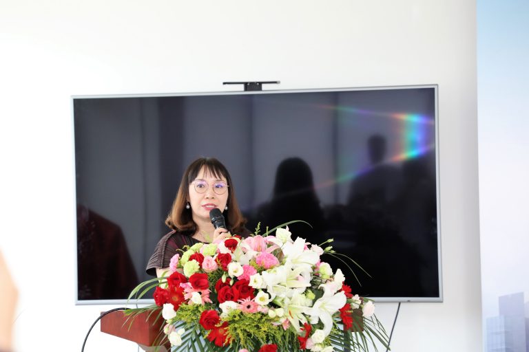 盛煌娱乐 盛煌医药集团总裁宋青女士-768x512.jpeg